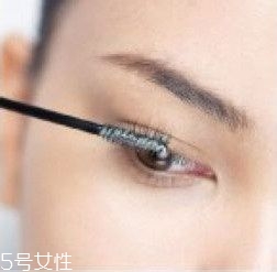 如何挑選合適的睫毛膏？這樣刷睫毛卷翹靚麗