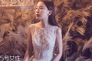 年會穿什么衣服合適？搶鏡年會小禮服最佳