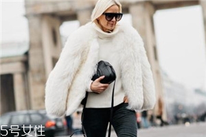 白色皮草怎么搭配？專(zhuān)屬于冬季的圣潔女神范兒