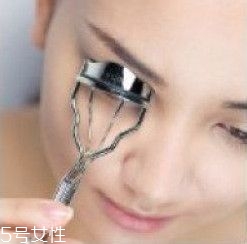 如何挑選合適的睫毛膏？這樣刷睫毛卷翹靚麗