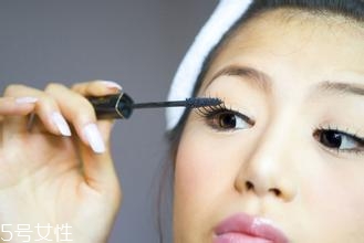 睫毛膏纖長和濃密哪個好？適合自己最重要