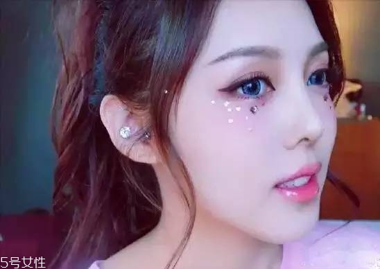 年會(huì)畫(huà)什么妝最好看上鏡？亮片妝絕對(duì)是最耀眼的