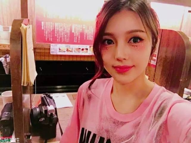 年會(huì)畫(huà)什么妝最好看上鏡？亮片妝絕對(duì)是最耀眼的