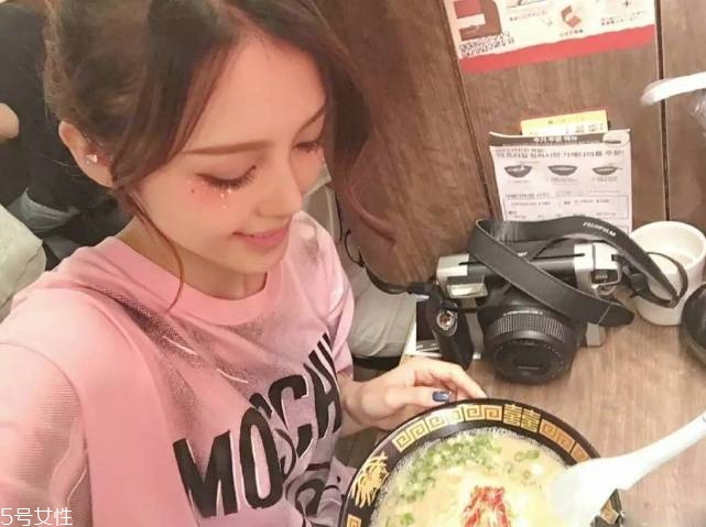 年會(huì)畫(huà)什么妝最好看上鏡？亮片妝絕對(duì)是最耀眼的