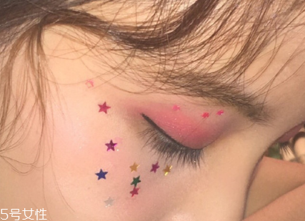年會(huì)畫(huà)什么妝最好看上鏡？亮片妝絕對(duì)是最耀眼的