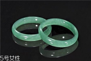 翡翠手鐲戴在哪只手好？行內(nèi)人士給出答案