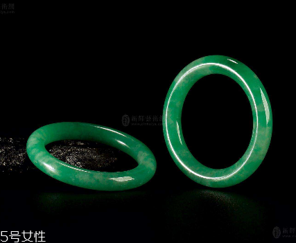 翡翠手鐲怎么養(yǎng)才能透？養(yǎng)翡翠的關(guān)鍵小竅門