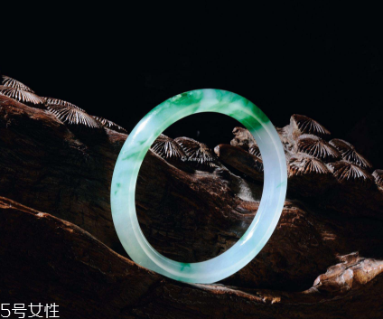 翡翠手鐲怎么養(yǎng)才能透？養(yǎng)翡翠的關(guān)鍵小竅門