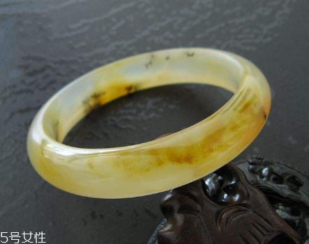 黃龍玉手鐲起棉怎么辦？正?，F(xiàn)象不必驚慌