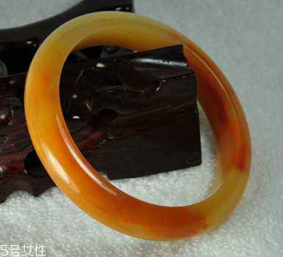 黃龍玉手鐲起棉怎么辦？正?，F(xiàn)象不必驚慌