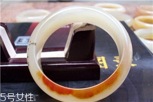 黃龍玉手鐲起棉怎么辦？正?，F(xiàn)象不必驚慌