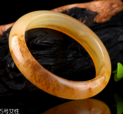 黃龍玉手鐲什么顏色才是最好的？這樣選絕不出錯(cuò)