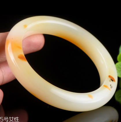 黃龍玉手鐲對身體好嗎？原來戴玉的好處這么多