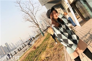 格子針織衫怎么搭配？有一種經(jīng)典叫格紋