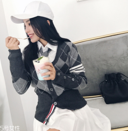 格子針織衫怎么搭配？有一種經(jīng)典叫格紋