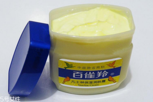 凡士林涂嘴唇有什么好處？凡士林護(hù)唇小貼士