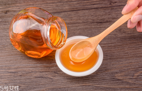 嘴唇干裂脫皮可以用蜂蜜嗎？滋潤(rùn)唇部小妙招