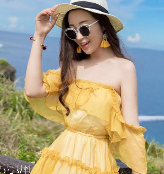 一字肩衣服怎么搭配？時(shí)髦精的高端裸露