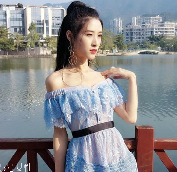一字肩衣服怎么搭配？時(shí)髦精的高端裸露