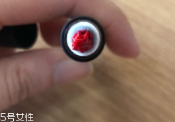 唇釉和口紅哪個不容易掉色？