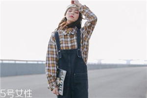 背帶褲怎么搭配？超減齡的小清新裝扮