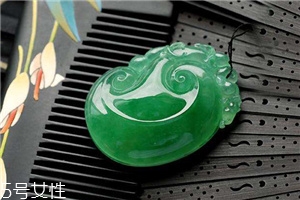 翡翠起膠是什么意思？起膠現(xiàn)象屬于高檔翡翠