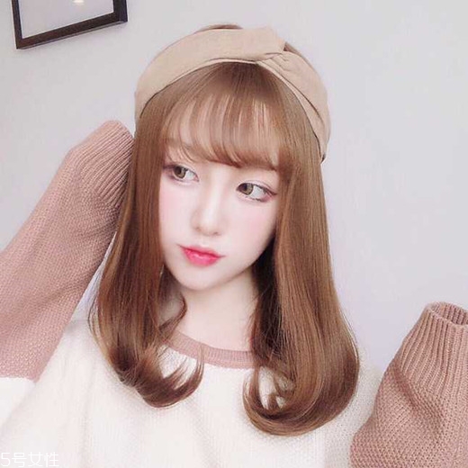 矮個(gè)子女生適合什么短發(fā)？氣質(zhì)齊肩卷發(fā)