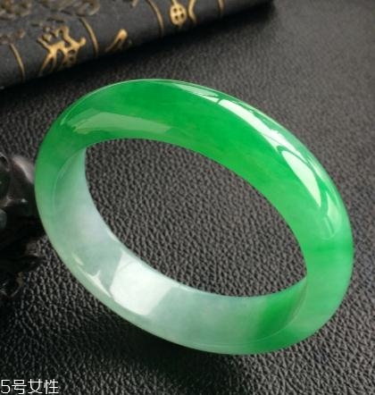 翡翠手鐲怎么看水頭？行家教你這樣挑