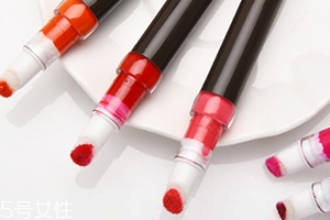 唇蜜可以單獨(dú)使用嗎？搭配其他產(chǎn)品效果更好