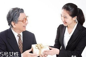 給領(lǐng)導(dǎo)送禮怎么說(shuō)合適？真誠(chéng)并且要注意分寸