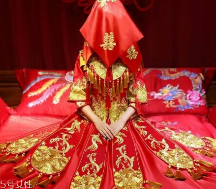 中式秀禾服和西式婚紗哪個(gè)好看？打造完美新娘