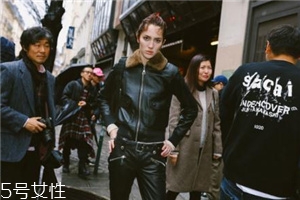 皮衣下面搭配什么好看？玩出個(gè)性混搭風(fēng)