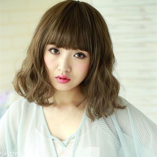 矮個(gè)子女生適合什么短發(fā)？氣質(zhì)齊肩卷發(fā)