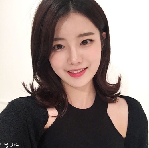 矮個(gè)子女生適合什么短發(fā)？氣質(zhì)齊肩卷發(fā)