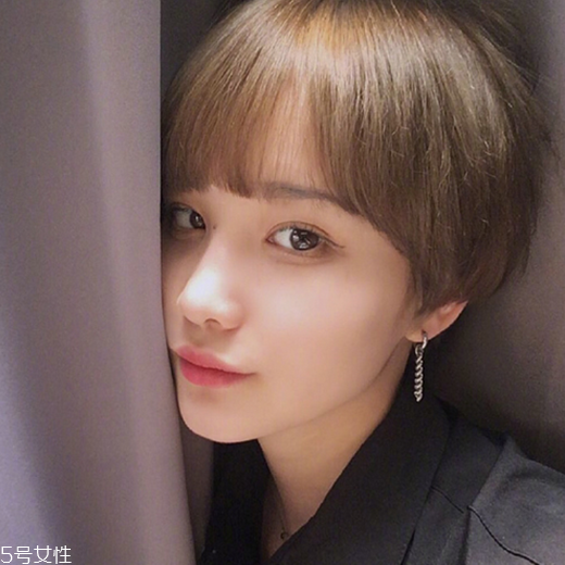 女生發(fā)質(zhì)軟適合什么發(fā)型？胖圓臉顯瘦發(fā)型參考