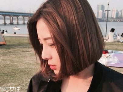 短頭發(fā)染什么顏色好看洋氣顯白？短發(fā)這樣弄好看又大方