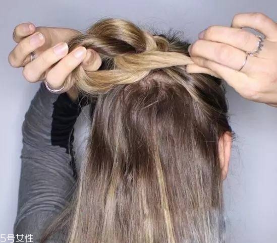 女生冬天長(zhǎng)發(fā)怎么編好看？長(zhǎng)發(fā)妹紙才懂得的痛