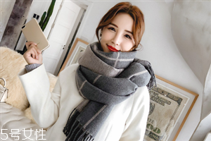 冬天系圍巾怎么扎頭發(fā)？適合搭配羽絨服的發(fā)型
