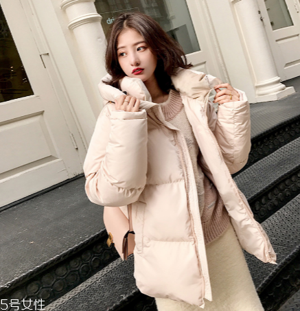 短款羽絨服怎么搭配？小個子女生的顯高利器