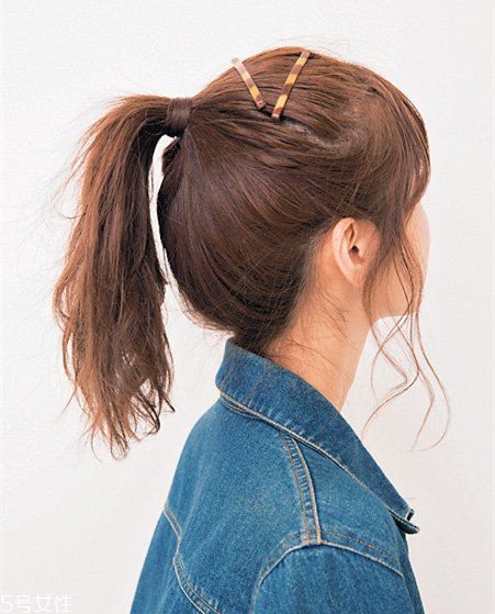冬天系圍巾怎么扎頭發(fā)？適合搭配羽絨服的發(fā)型