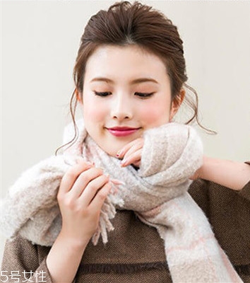 冬天系圍巾怎么扎頭發(fā)？適合搭配羽絨服的發(fā)型