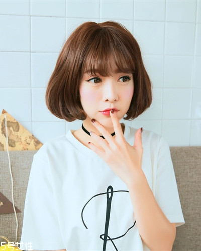 小個(gè)子女生適合什么發(fā)型？蓬松隨意效果