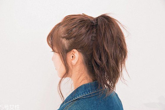 冬天系圍巾怎么扎頭發(fā)？適合搭配羽絨服的發(fā)型