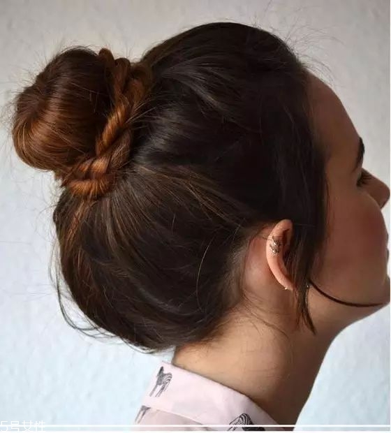 冬天系圍巾怎么扎頭發(fā)？適合搭配羽絨服的發(fā)型