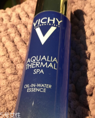 油皮用什么精華好？清爽補水一個都不能少