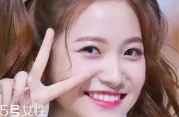 臥蠶和眼袋的區(qū)別是什么？臥蠶是肌肉眼袋是肥肉