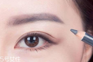 眉筆顏色怎么選擇？與發(fā)色一致不出錯