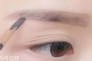 眉筆顏色怎么選擇？與發(fā)色一致不出錯