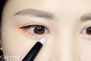 眼睛小怎么變大？畫一個臥蠶立即變大