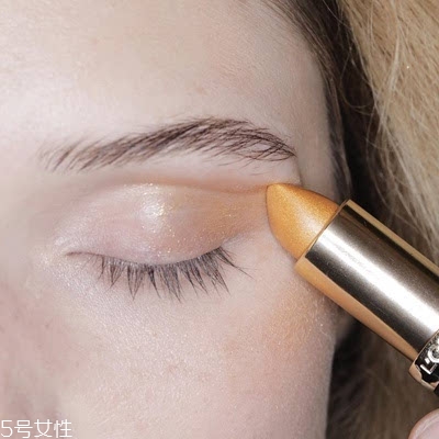 金色口紅怎么搭配好看？這樣輕松駕馭